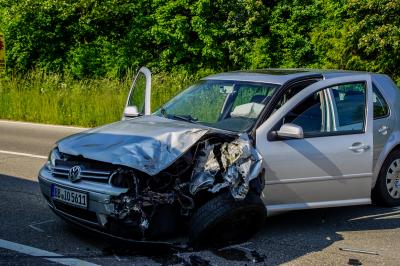 Jettingen:  PKW crasht in Linienbus - vier Verletzte Personen